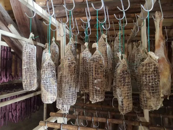 Trockenfleisch und Hauswürste